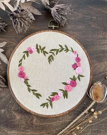 Ręcznie haftowany obrazek "Serce z kwiatów"