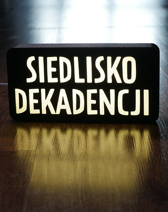 Lampka z napisem SIEDLISKO DEKADENCJI