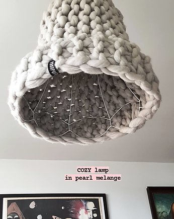 Wisząca lampa z wełny w grubym spocie